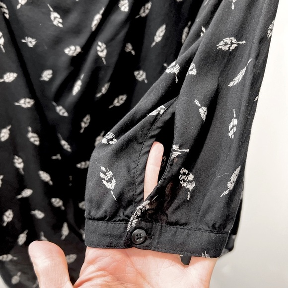 American Eagle Blouse - Black and white leaf pattern - Picture 5 of 9